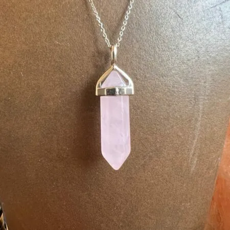 Collier en argent avec un pendentif en quartz rose