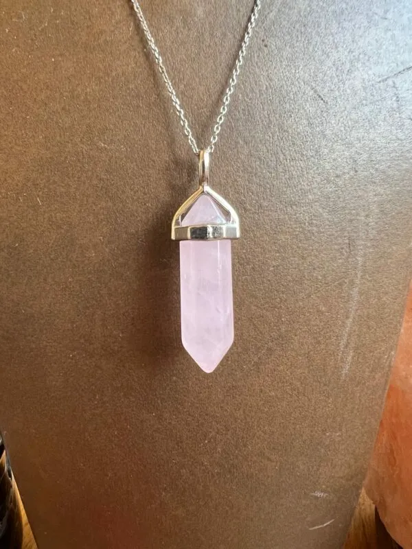 Collier en argent avec un pendentif en quartz rose