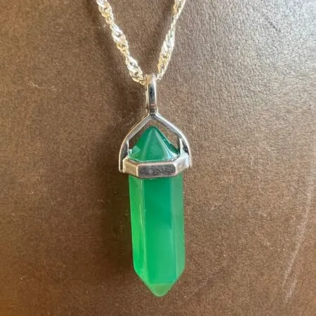 Collier en argent avec un pendentif en pierre d’Agate verte