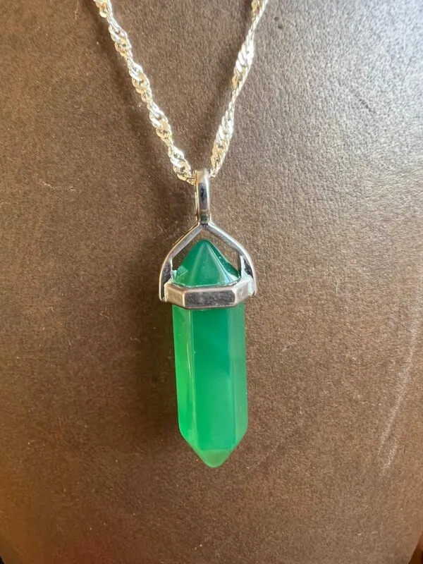 Collier en argent avec un pendentif en pierre d’Agate verte