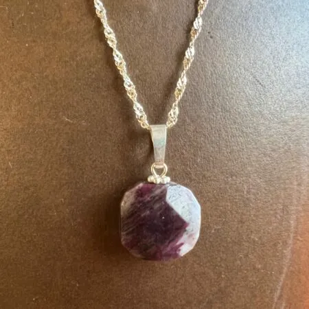 Collier en argent avec un pendentif de pierre naturel Tourmaline