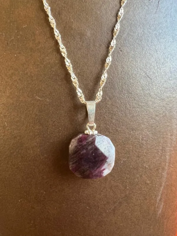 Collier en argent avec un pendentif de pierre naturel Tourmaline