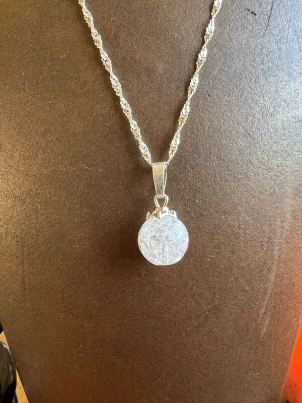 Collier en argent avec un pendentif en cristal de roche