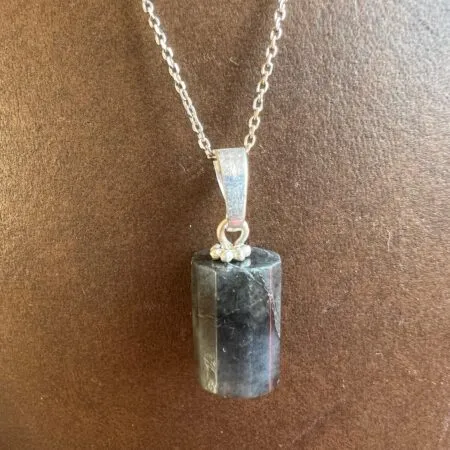 Collier en argent avec un pendentif en pierre naturel Labradorite