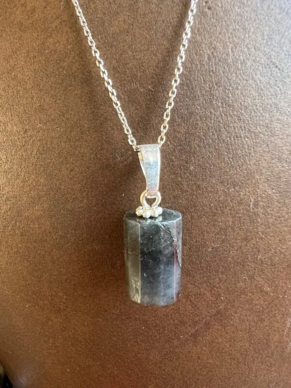 Collier en argent avec un pendentif en pierre naturel Labradorite