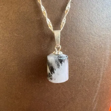 Collier en argent avec un pendentif en pierre naturel Rutile quartz