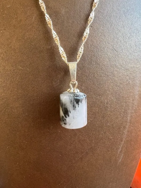 Collier en argent avec un pendentif en pierre naturel Rutile quartz