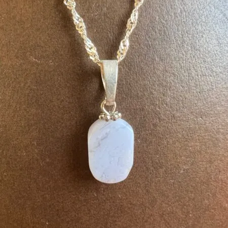 Collier en argent avec un pendentif en pierre naturel Calsedoine