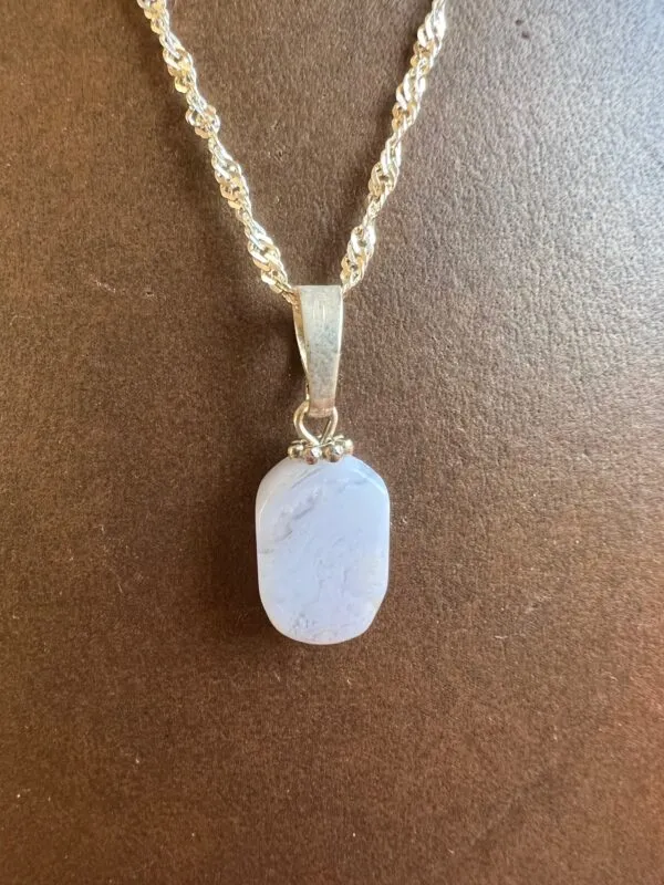 Collier en argent avec un pendentif en pierre naturel Calsedoine