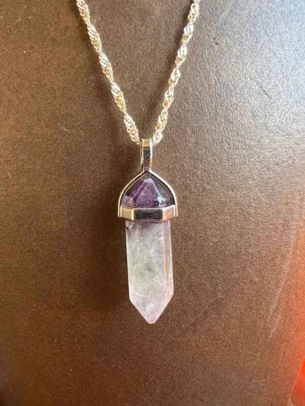 Collier en argent avec un pendentif en pierre naturel Fluorite