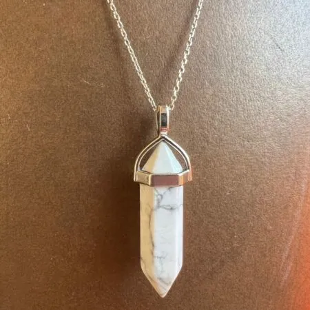 Collier en argent avec un pendentif en pierre howlite