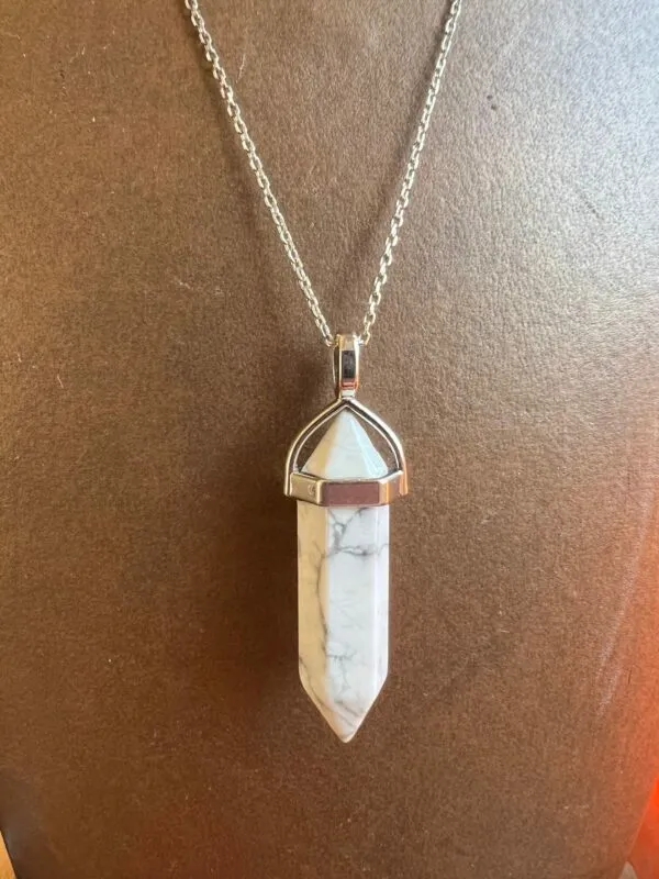 Collier en argent avec un pendentif en pierre howlite